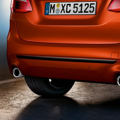 Partea spate a BMW Seria 2 Active Tourer Imagine în prim-plan cu partea spate a BMW Seria 2 Active Tourer, F45, în Portocaliu Sunset metalizat