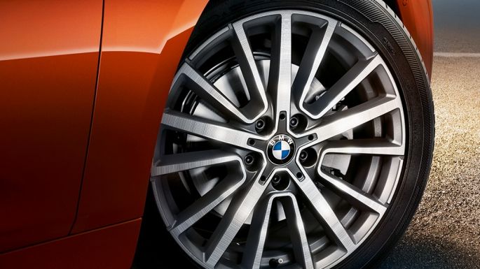 Jantele din aliaj uşor ale BMW Seria 2 Active Tourer Imagine în prim-plan cu jantele din aliaj uşor ale BMW Seria 2 Active Tourer, F45, în Portocaliu Sunset metalizat