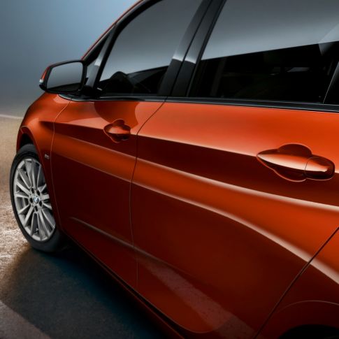 Imagine în prim-plan cu partea laterală a BMW Seria 2 Active Tourer Imagine în prim-plan cu partea laterală a BMW Seria 2 Active Tourer, F45, în Portocaliu Sunset metalizat