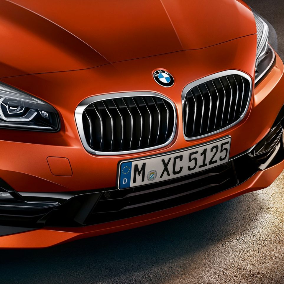 Grila dublă a BMW Seria 2 Active Tourer Imagine în prim-plan cu grila dublă a BMW Seria 2 Active Tourer, F45, în Portocaliu Sunset metalizat