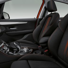 Scaunele sport ale BMW Seria 2 Active Tourer Imagine în prim-plan cu scaunele sport din interiorul BMW Seria 2 Active Tourer, F45