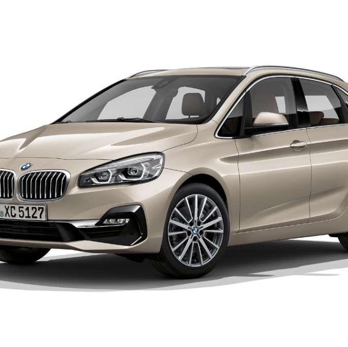 Imagine cu trei sferturi din partea frontală a BMW Seria 2 Active Tourer, model Luxury Line Imagine cu trei sferturi din partea frontală a BMW 225i xDrive Active Tourer, F45, în Bej Jucaro metalizat, model Luxury Line