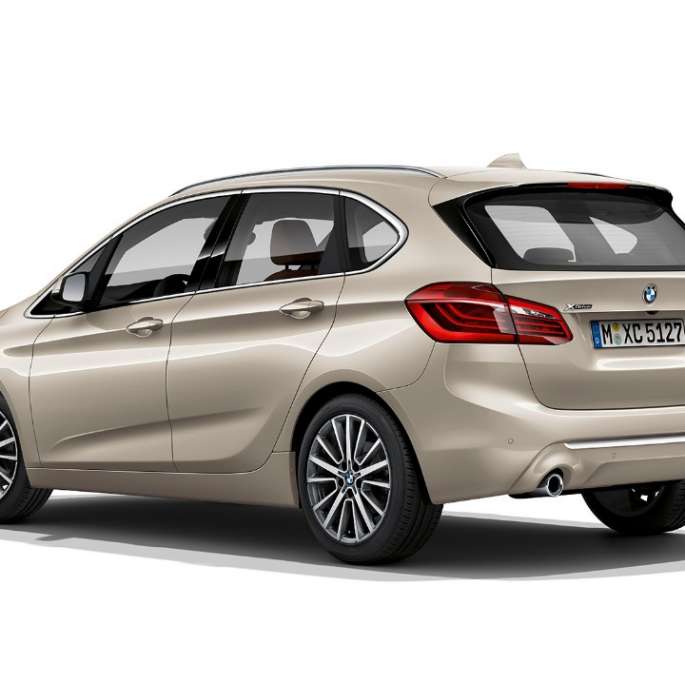 Imagine cu trei sferturi din partea spate a BMW Seria 2 Active Tourer, model Luxury Line Imagine cu trei sferturi din partea spate a BMW 225i xDrive Active Tourer, F45, în Bej Jucaro metalizat, model Luxury Line