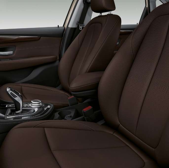 Scaunele sport ale BMW Seria 2 Active Tourer, model Luxury Line Imagine cu scaunele sport ale BMW 225i xDrive Active Tourer, F45, model Luxury Line