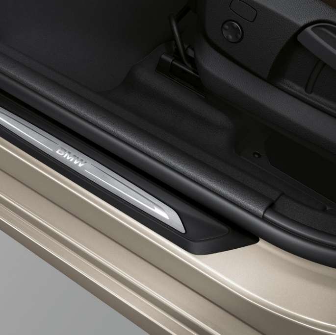 Pragurile portierelor BMW Seria 2 Active Tourer, model Luxury Line Imagine cu pragurile portierelor BMW 225i xDrive Active Tourer, F45, în Bej Jucaro metalizat, model Luxury Line