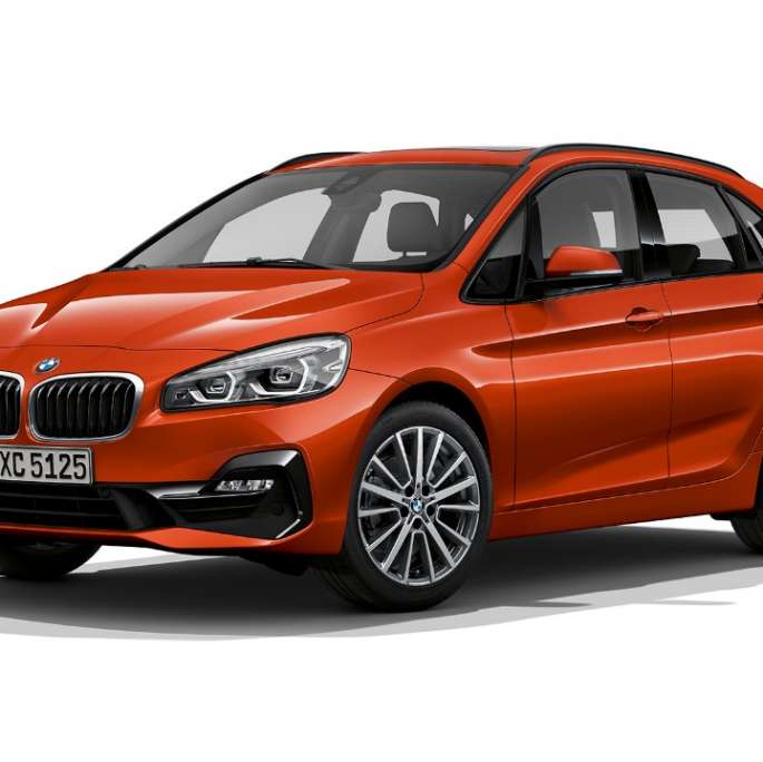 Imagine cu trei sferturi din partea frontală a BMW Seria 2 Active Tourer, model Sport Line Imagine cu trei sferturi din partea frontală a BMW 220i Active Tourer, F45, în Portocaliu Sunset metalizat, model Sport Line