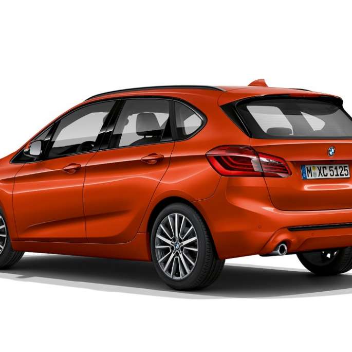 Imagine cu trei sferturi din partea spate a BMW Seria 2 Active Tourer, model Sport Line Imagine cu trei sferturi din partea spate a BMW 220i Active Tourer, F45, în Portocaliu Sunset metalizat, model Sport Line