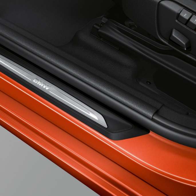 Pragurile portierelor BMW Seria 2 Active Tourer, model Sport Line Imagine cu pragurile portierelor BMW 220i Active Tourer, F45, 2018, în Portocaliu Sunset metalizat, model Sport Line