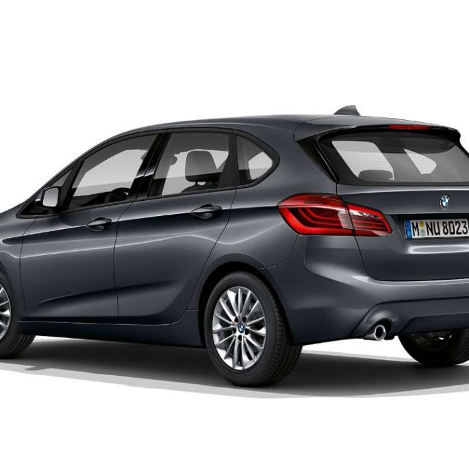 Imagine cu trei sferturi din partea spate a BMW Seria 2 Active Tourer, model Advantage Imagine cu trei sferturi din partea spate a BMW 218i Active Tourer, F45, în Gri Mineral metalizat, model Advantage