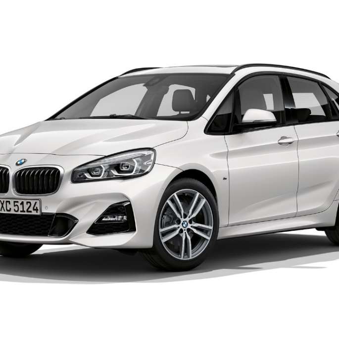 BMW Seria 2 Active Tourer, cu pachet M Sport Imagine cu trei sferturi din partea frontală a BMW 220d xDrive Active Tourer, F45, în Alb Mineral metalizat, cu pachet M Sport