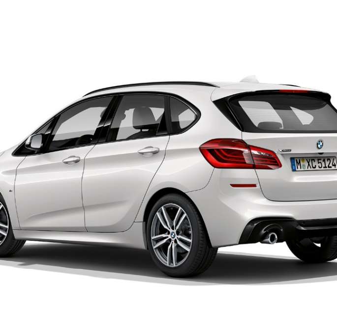Imagine cu trei sferturi din partea spate a BMW Seria 2 Active Tourer, cu pachet M Sport Imagine cu trei sferturi din partea spate a BMW 220d xDrive Active Tourer, F45, în Alb Mineral metalizat, cu pachet M Sport