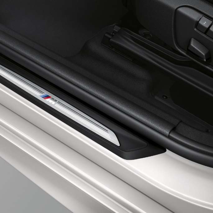 Pragurile portierelor BMW Seria 2 Active Tourer, cu pachet M Sport Imagine cu pragurile portierelor BMW 220d xDrive Active Tourer, F45, în Alb Mineral metalizat, cu pachet M Sport