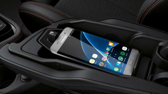 Sistemul wireless de încărcare telefon mobil al BMW Seria 2 Active Tourer Imagine în prim-plan cu sistemul wireless de încărcare telefon mobil al BMW Seria 2 Active Tourer, F45