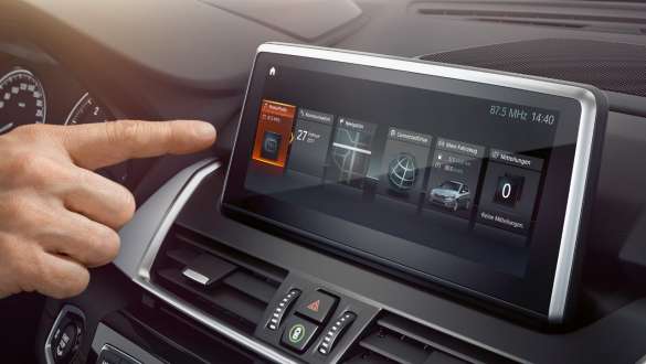 Interfaţa tactilă a BMW Seria 2 Active Tourer Imagine în prim-plan cu Control Display-ul cu interfaţă tactilă al BMW Seria 2 Active Tourer, F45, 2018