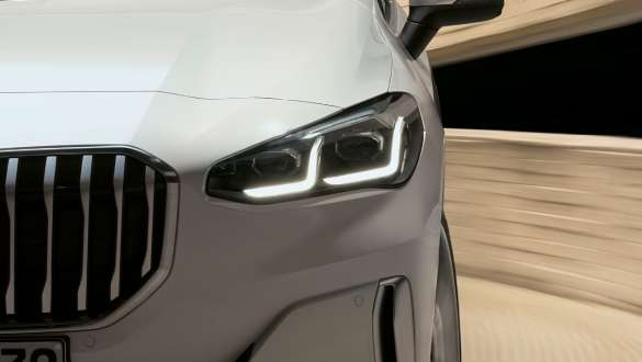 Imagine în prim plan cu BMW Seria 2 Active Tourer cu faruri cu LED Imagine în prim plan cu BMW Seria 2 Active Tourer, în Alb Mineral, cu faruri cu LED