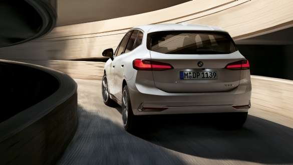 Design dinamic în partea din spate a BMW Seria 2 Active Tourer Imagine din partea spate a BMW Seria 2 Active Tourer, în Alb Mineral