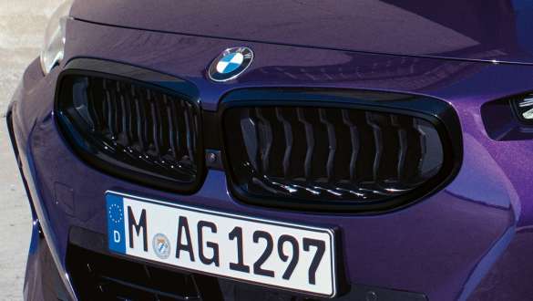 Rama unică a grilei frontale duble a BMW Seria 2 Coupé G42 2021 Imagine în prim plan din partea frontală cu rama unică a grilei frontale duble a BMW Seria 2 Coupé G42 2021
