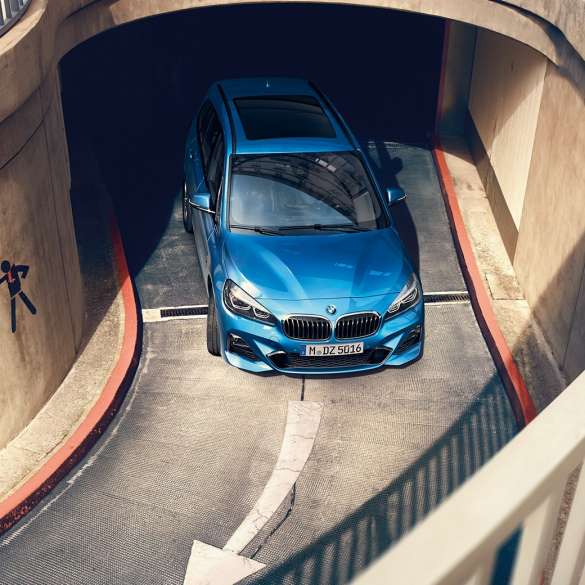 BMW Seria 2 Gran Tourer rulând într-o parcare supraetajată Imagine de sus cu BMW Seria 2 Gran Tourer, F46, 2018, în Albastru Estoril metalizat, rulând într-o parcare supraetajată