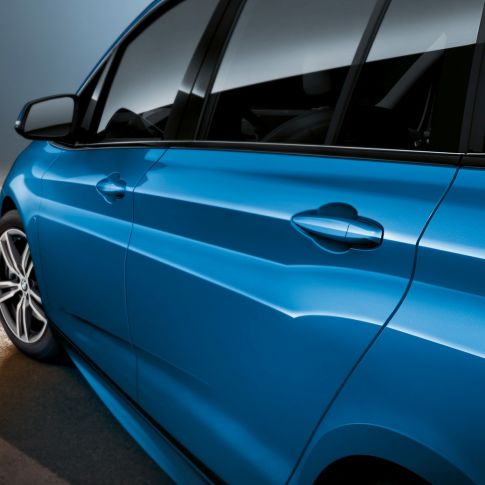 Imagine în prim-plan cu partea laterală a BMW Seria 2 Gran Tourer Imagine în prim-plan cu partea laterală a BMW Seria 2 Gran Tourer, F46, 2018, în Albastru Estoril metalizat