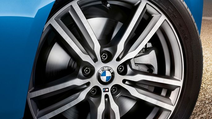 Jantele din aliaj uşor ale BMW Seria 2 Gran Tourer Imagine în prim-plan cu jantele din aliaj uşor ale BMW Seria 2 Gran Tourer, F46, 2018, în Albastru Estoril metalizat