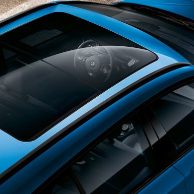 Imagine de sus cu trapa panoramică a BMW Seria 2 Gran Tourer Imagine de sus cu trapa panoramică a BMW Seria 2 Gran Tourer, F46, 2018, în Albastru Estoril metalizat