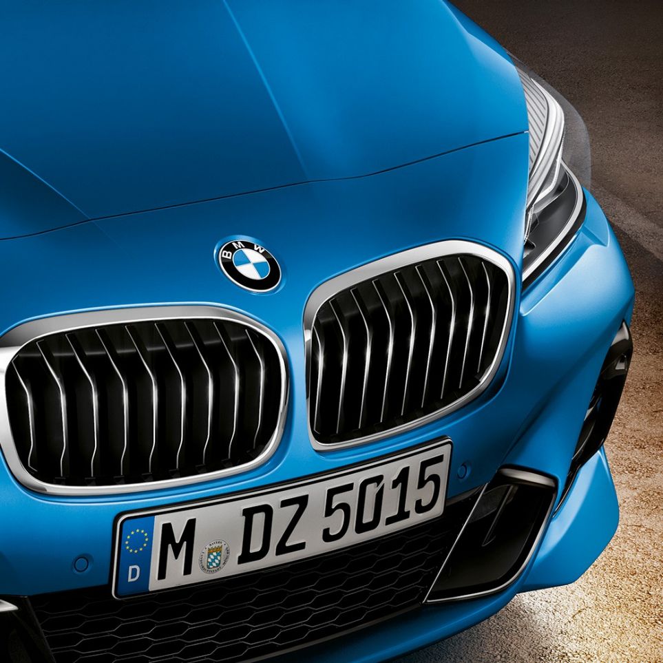 Grila dublă a BMW Seria 2 Gran Tourer Imagine în prim-plan cu grila dublă a BMW Seria 2 Gran Tourer, F46, 2018, în Albastru Estoril metalizat