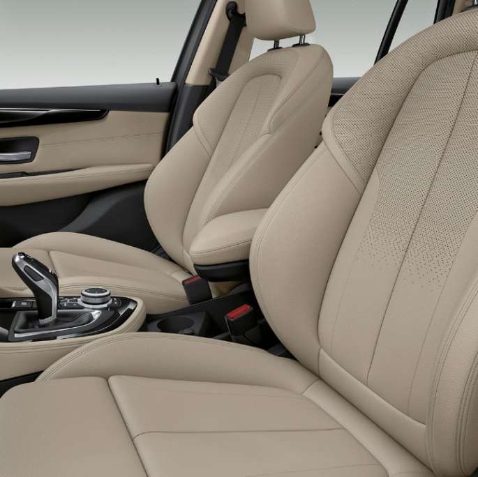 Scaunele sport ale BMW Seria 2 Gran Tourer, model Sport Line Imagine cu scaunele sport ale BMW 220d Gran Tourer, F46, 2018, în Gri Mineral metalizat, model Sport Line