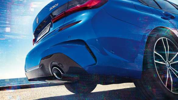Diferenţialul M Sport al BMW Seria 3 Sedan. Perspectivă laterală asupra părţii spate a BMW Seria 3 Sedan văzută de jos.