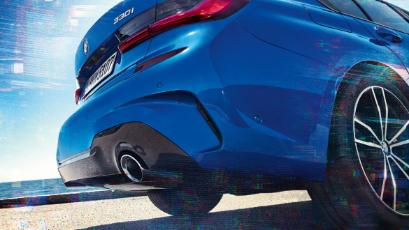 Diferenţialul M Sport al BMW Seria 3 Sedan. Perspectivă laterală asupra părţii spate a BMW Seria 3 Sedan văzută de jos.