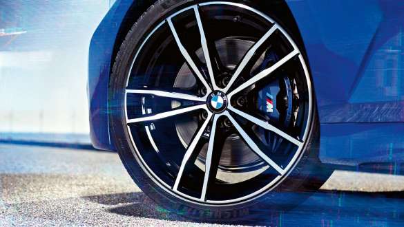 Frânele M Sport ale BMW Seria 3 Sedan. Perspectivă detaliată asupra roţii BMW Seria 3 Sedan cu frâne M Sport.