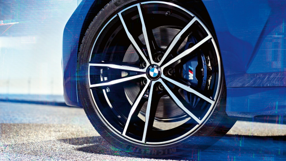 Frânele M Sport ale BMW Seria 3 Sedan. Perspectivă detaliată asupra roţii BMW Seria 3 Sedan cu frâne M Sport.