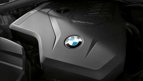 Motorul BMW TwinPower Turbo pe benzină cu 4 cilindri al BMW Seria 3 Sedan. Perspectivă în prim-plan asupra motorului BMW TwinPower Turbo pe benzină cu 4 cilindri al BMW Seria 3 Sedan.