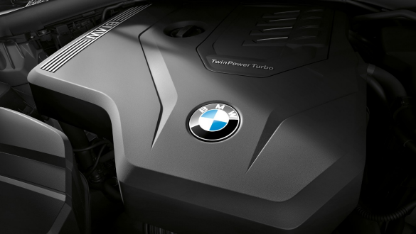 Motorul BMW TwinPower Turbo pe benzină cu 4 cilindri al BMW Seria 3 Sedan. Perspectivă în prim-plan asupra motorului BMW TwinPower Turbo pe benzină cu 4 cilindri al BMW Seria 3 Sedan.
