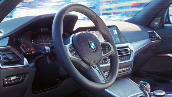 Direcţia sport variabilă a BMW Seria 3 Sedan. Perspectivă detaliată asupra habitaclului BMW Seria 3 Sedan cu centrare pe volanul cu direcţie sport variabilă.