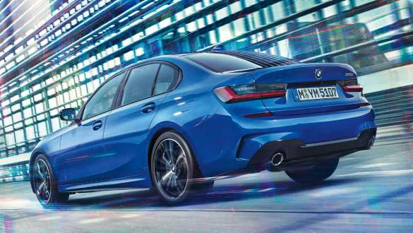 Suspensia adaptivă M a BMW Seria 3 Sedan. Perspectivă din spate asupra BMW Seria 3 Sedan rulând, cu suspensie adaptivă M.