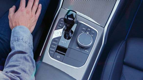 Transmisia Steptronic Sport a BMW Seria 3 Sedan. Perspectivă detaliată de sus asupra consolei centrale a BMW Seria 3 Sedan cu schimbător de viteze şi transmisie Steptronic Sport.