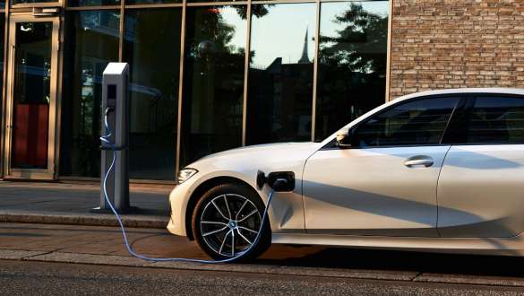 Imagine din partea laterală a unui BMW Seria 3 Sedan plug-in hybrid Imagine din partea laterală a unui BMW Seria 3 Sedan plug-in hybrid