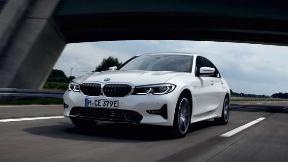 Imagine cu trei sferturi din partea frontală a unui BMW Seria 3 Sedan plug-in hybrid Imagine cu trei sferturi din partea frontală a unui BMW Seria 3 Sedan plug-in hybrid