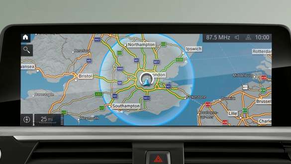 Sistemul de navigaţie din BMW Seria 3 Sedan plug-in hybrid 2021 G20 Imagine în prim plan cu sistemul de navigaţie din BMW Seria 3 Sedan plug-in hybrid