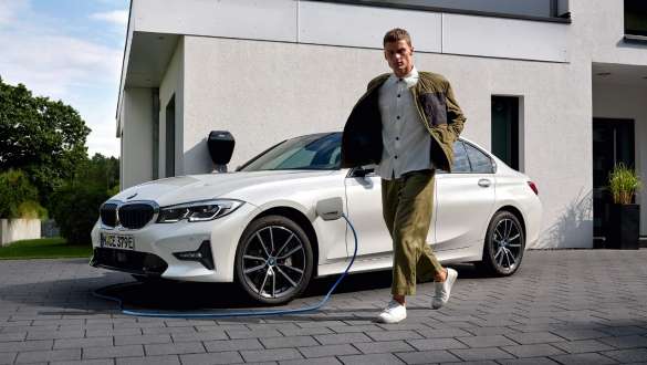 Imagine cu trei sferturi din partea frontală a unui BMW Seria 3 Sedan plug-in hybrid Imagine cu trei sferturi din partea frontală a unui BMW Seria 3 Sedan plug-in hybrid
