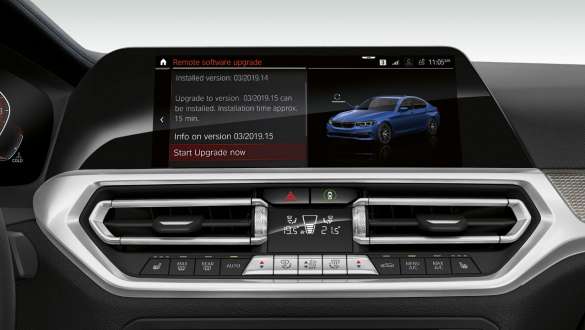 „Remote Software Upgrade” (trad. Actualizare de la distanţă a software-ului) în BMW Seria 3 Sedan. Imagine frontală în prim-plan cu afişajul din habitaclu al BMW Seria 3 Sedan cu „Remote Software Upgrade” (trad. Actualizare de la distanţă a software-ului).