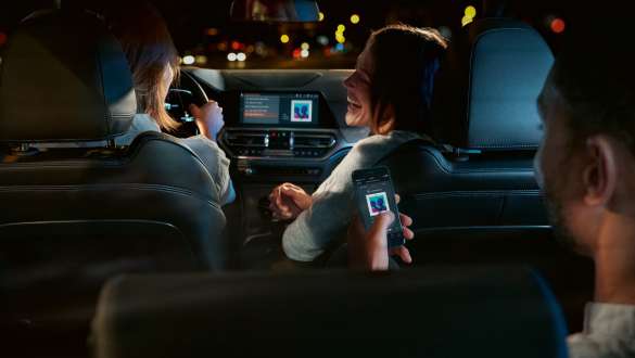 „Connected Command” în BMW Seria 3 Sedan. Imagine frontală în prim-plan cu afişajul din habitaclu al BMW Seria 3 Sedan cu „Connected Command”.