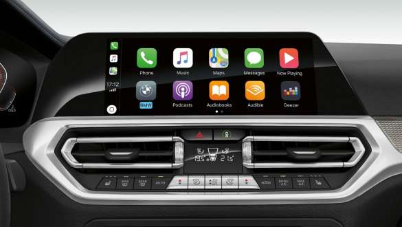 Pregătire pentru „Apple CarPlay®” în BMW Seria 3 Sedan. Imagine frontală în prim-plan cu afişajul din habitaclu al BMW Seria 3 Sedan cu Pregătire pentru „Apple CarPlay®”.