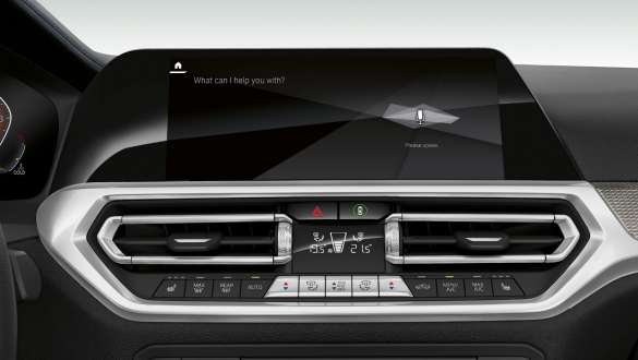 „BMW Intelligent Personal Assistant” al BMW Seria 3 Sedan. Imagine frontală în prim-plan cu afişajul din habitaclu al BMW Seria 3 Sedan cu „BMW Intelligent Personal Assistant”.