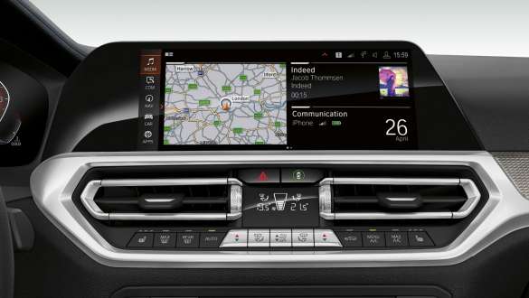 Sistemul de operare BMW 7.0 al BMW Seria 3 Sedan. Imagine frontală în prim-plan cu afişajul din habitaclu al BMW Seria 3 Sedan cu sistem de operare BMW 7.0.