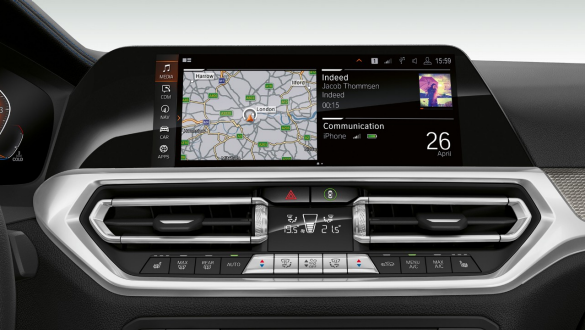 Sistemul de operare BMW 7.0 al BMW Seria 3 Sedan. Imagine frontală în prim-plan cu afişajul din habitaclu al BMW Seria 3 Sedan cu sistem de operare BMW 7.0.
