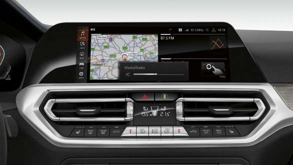 „BMW Gesture Control” al BMW Seria 3 Sedan. Imagine frontală în prim-plan cu afişajul din habitaclu al BMW Seria 3 Sedan cu „BMW Gesture Control”.