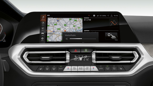 „BMW Gesture Control” al BMW Seria 3 Sedan. Imagine frontală în prim-plan cu afişajul din habitaclu al BMW Seria 3 Sedan cu „BMW Gesture Control”.