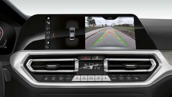 Asistentul „Plus” la parcare al BMW Seria 3 Sedan. Imagine frontală în prim-plan cu afişajul din habitaclu al BMW Seria 3 Sedan cu Driving Assistant Professional.