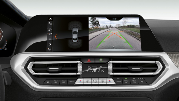 Asistentul „Plus” la parcare al BMW Seria 3 Sedan. Imagine frontală în prim-plan cu afişajul din habitaclu al BMW Seria 3 Sedan cu Driving Assistant Professional.